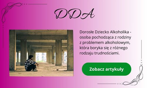DDA - mężczyzna siedzący na piasku pod mostem kuląc do siebie nogi