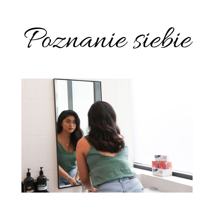 Poznanie siebie - kobieta przeglądająca się w lustrze