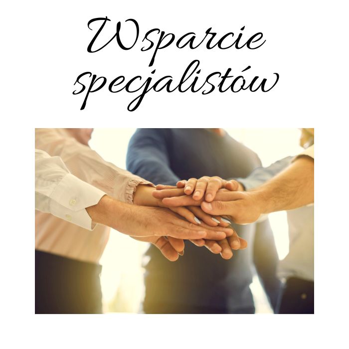 Wsparcie specjalistów - trójka osób łącząca dłonie w geście wsparcia